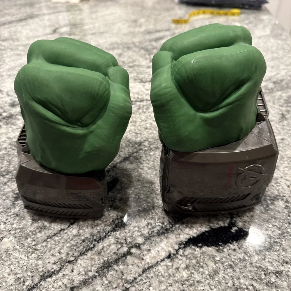 Marvel Hulk Hands‎ Fist Smash Avengers Labs Hasbro w/Sound & Lights Playmation